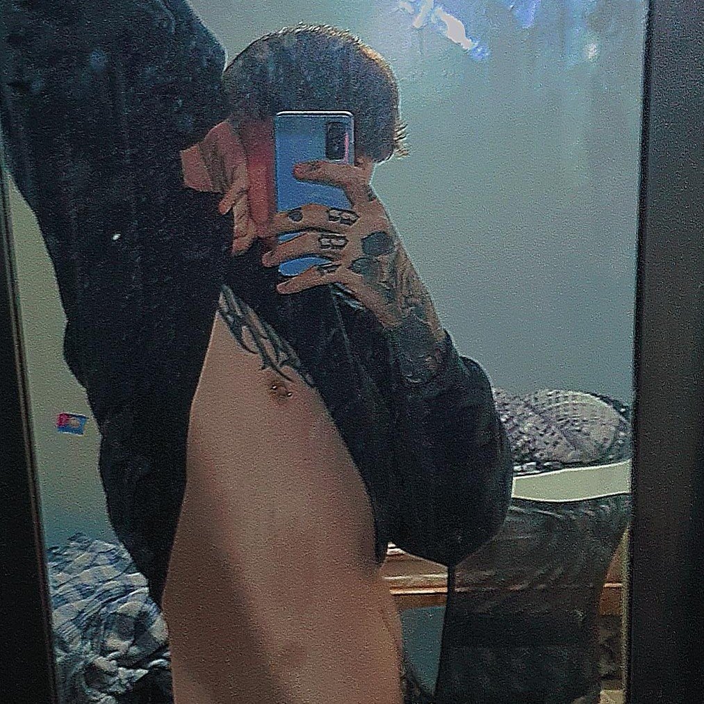 Album by dicksopretty with the username @dicksopretty, who is a star user,  October 19, 2022 at 9:54 PM and the text says '#HelloSharesome I'm new here!! Hope I suit your tastes <3'