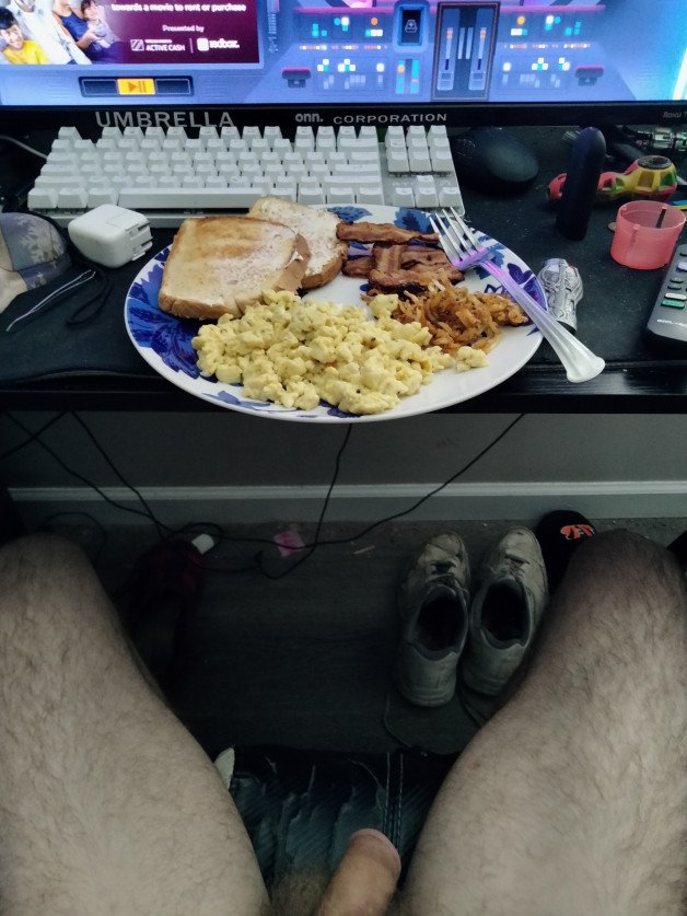 Photo by Funatik1 with the username @Funatik1, who is a verified user,  September 7, 2023 at 5:31 PM and the text says 'Breakfast time'