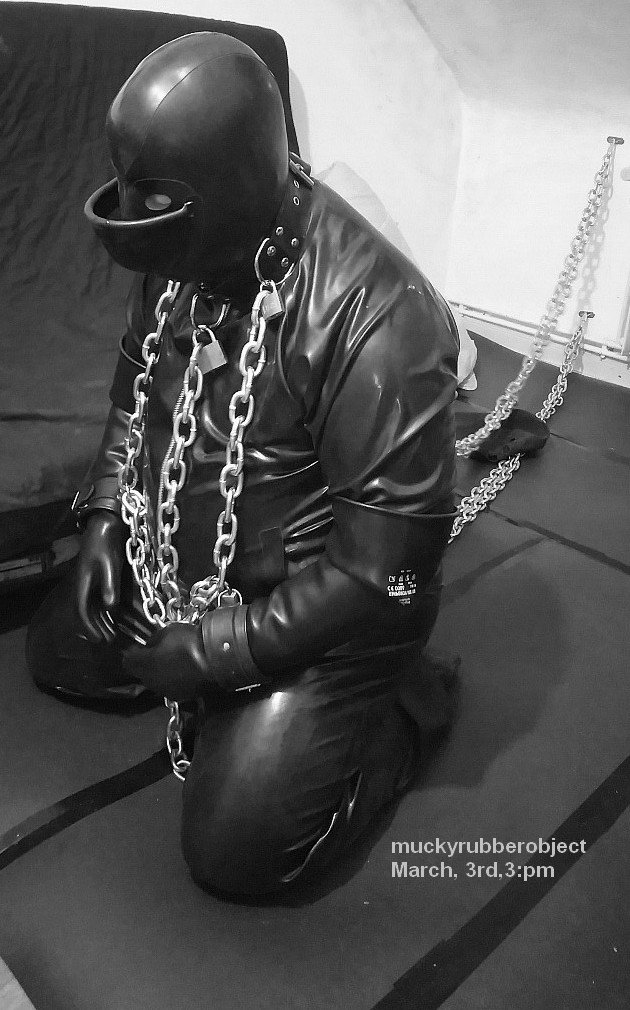 Photo by chubinrubber with the username @chubinrubber,  September 26, 2018 at 3:11 AM and the text says 'muckyrubberobject:another week end in rubber and chains, non stop until Monday morning'