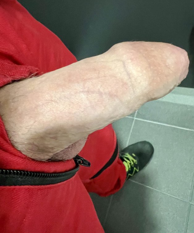 Photo by Chris1982 with the username @Chris1982, who is a verified user,  November 7, 2024 at 1:19 PM and the text says 'horny at work'