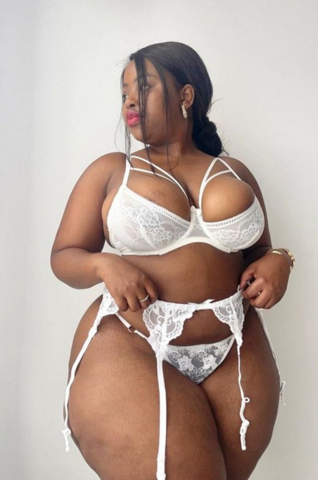 Photo by Curvyhips-Olddaddy with the username @Curvyhips-Olddaddy, who is a verified user,  February 5, 2024 at 4:50 PM. The post is about the topic Curvy Curves