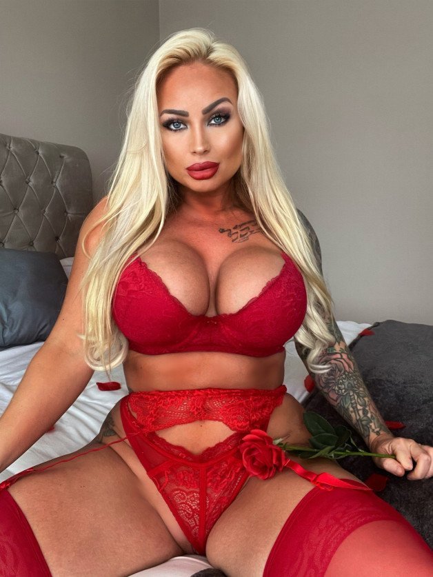 Photo by Taylor Jax with the username @taylorjaxxxx, who is a star user,  February 14, 2023 at 9:14 AM. The post is about the topic MILF and the text says 'Happy Valentines Day ?❤️
Take 60% Off as my valentines gift to you ?❤️
http://onlyfans.com/taylorjaxuk'