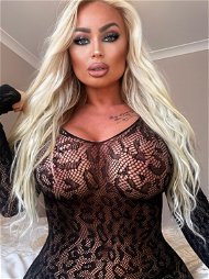 Photo by Taylor Jax with the username @taylorjaxxxx, who is a star user,  February 4, 2023 at 5:40 PM and the text says '40% off my VIP this weekend only ? 
http://onlyfans.com/taylorjaxuk

https://taylorjaxuk.manyvids.com'