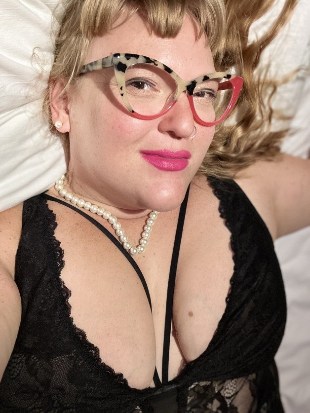 Photo by TitsAndGigglez with the username @TitsAndGigglez, who is a verified user,  November 5, 2023 at 1:26 PM. The post is about the topic Sexy BBWs and the text says 'Happy Sunday 💋'