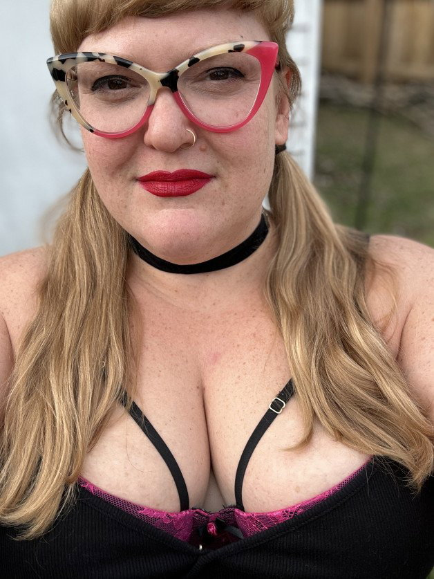 Watch the Photo by TitsAndGigglez with the username @TitsAndGigglez, who is a verified user, posted on June 2, 2023. The post is about the topic Sexy BBWs. and the text says 'Hope everyone has some fun this weekend! ‪#bbw‬ ‪#lipstick‬ ‪#cleavage‬'
