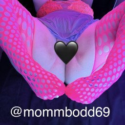 Photo by Mommbodd69 with the username @Mommbodd69, who is a star user,  May 3, 2023 at 3:18 PM and the text says 'click the link below and cum play with me! awesome welcome bundle for all new subs!'