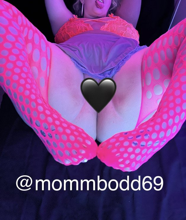 Photo by Mommbodd69 with the username @Mommbodd69, who is a star user,  May 3, 2023 at 3:18 PM and the text says 'click the link below and cum play with me! awesome welcome bundle for all new subs!'