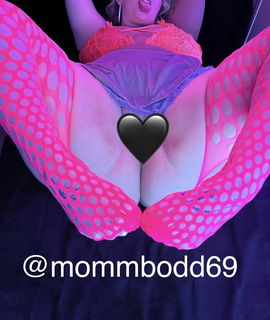 Photo by Mommbodd69 with the username @Mommbodd69, who is a star user,  May 3, 2023 at 3:18 PM and the text says 'click the link below and cum play with me! awesome welcome bundle for all new subs!'