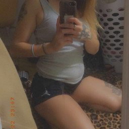 Photo by Shelly1111 with the username @Shelly1111, who is a star user,  February 13, 2023 at 4:10 PM. The post is about the topic Teen and the text says 'come get sum
https://onlyfans.com/shelly111/c35'
