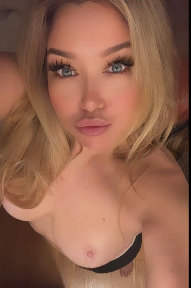 Photo by Blueeyes_bimbo with the username @hypnoporn, who is a verified user,  December 14, 2023 at 4:02 AM. The post is about the topic bimbofication and the text says 'what my mouth was meant for💋'