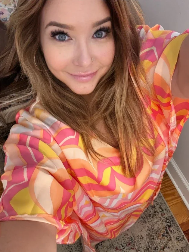 Photo by Blueeyes_bimbo with the username @hypnoporn, who is a verified user,  April 3, 2024 at 2:57 AM. The post is about the topic Bimbo Hypno and the text says 'Hello sunshine!!!💋💋💋'