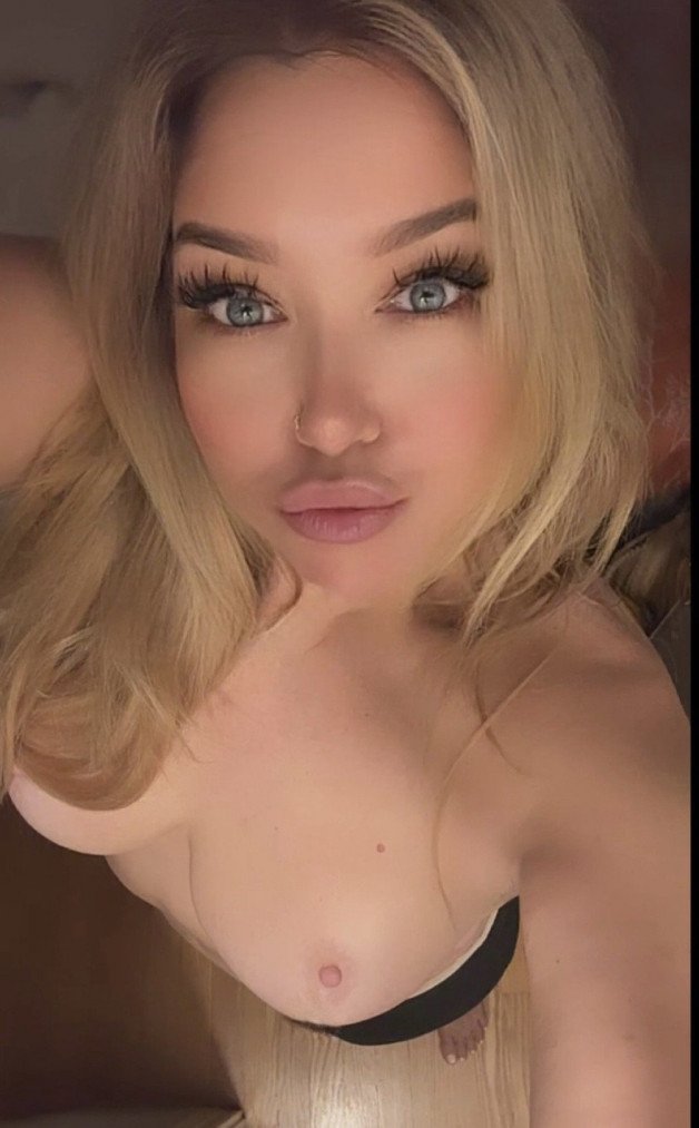 Photo by Blueeyes_bimbo with the username @hypnoporn, who is a verified user,  November 17, 2023 at 2:57 AM. The post is about the topic #BambieMae and the text says 'Pucker up bambi💋'