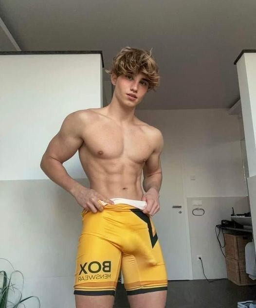 Photo by boiluver with the username @boiluver, who is a verified user,  March 11, 2023 at 3:59 PM and the text says 'Getting ready to walk to the gym. Is this acceptable?'