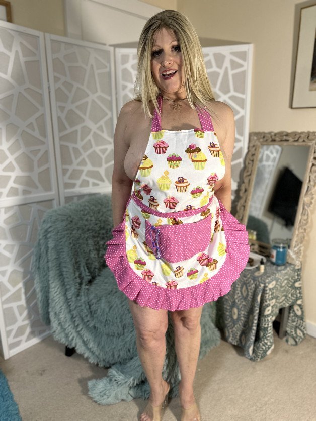 Photo by tabithaxxx with the username @tabithaxxx, who is a star user,  June 4, 2023 at 9:11 PM. The post is about the topic MILF and the text says 'Do I Look Sexy in my Apron #apron #milf #sexy #model #mom #cute #babe #busty #amateur #onlyfans #fansly #loyalfans #manyvids https://allmylinks.com/tabithaxoxo'