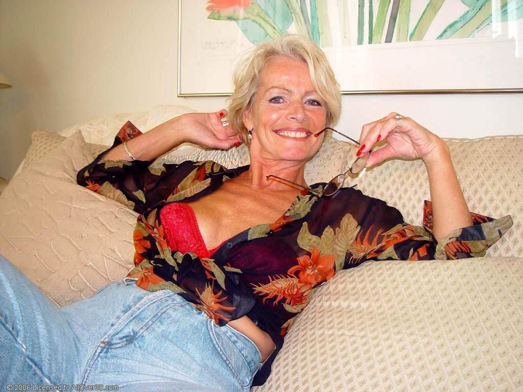 Watch the Photo by CoquinQuadra with the username @Mionnay, who is a verified user, posted on February 11, 2024 and the text says 'Je vous présente Justine, une Magnifique Dame d'un certain age.
Divinement belle.
#mature #Justine #GILF #smoking #blonde #granny #grandma #hairy'