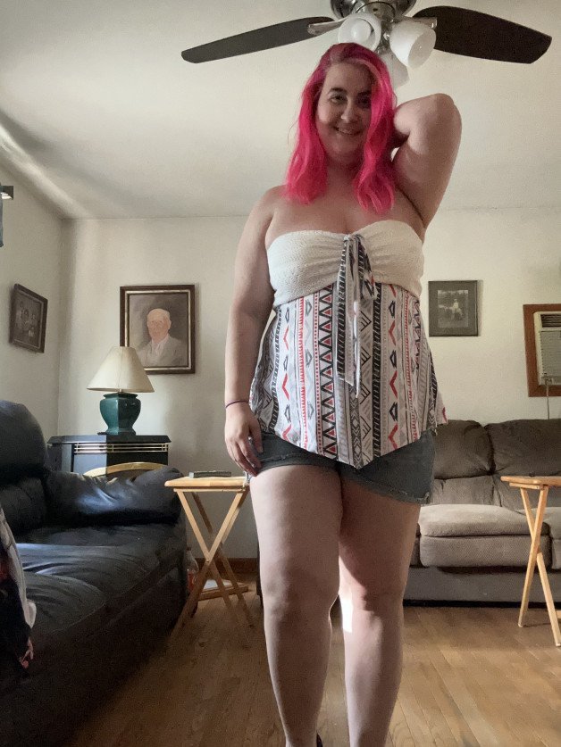 Photo by AveryWilde24 with the username @AveryWilde24, who is a star user,  June 16, 2023 at 5:58 AM and the text says 'you like todays outfit? watch it come off on my onlyfans link below 

www.onlyfans.com/averywilde23'