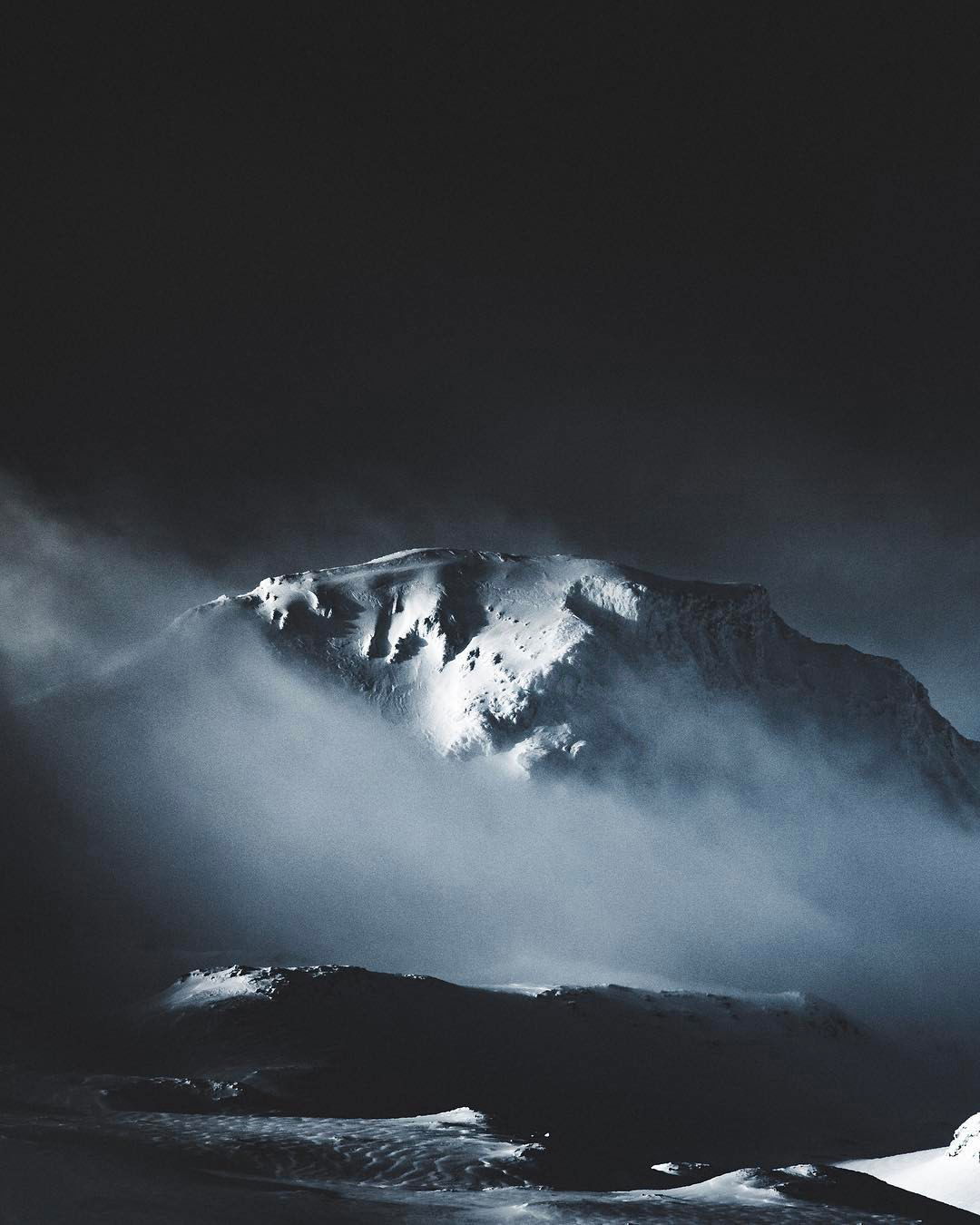 Photo by Lizajayn with the username @Lizajayn,  December 22, 2017 at 12:51 AM and the text says 'benjaminhardman:First light over a frozen peninsula.
#iceland  (at Snæfellsnes)'