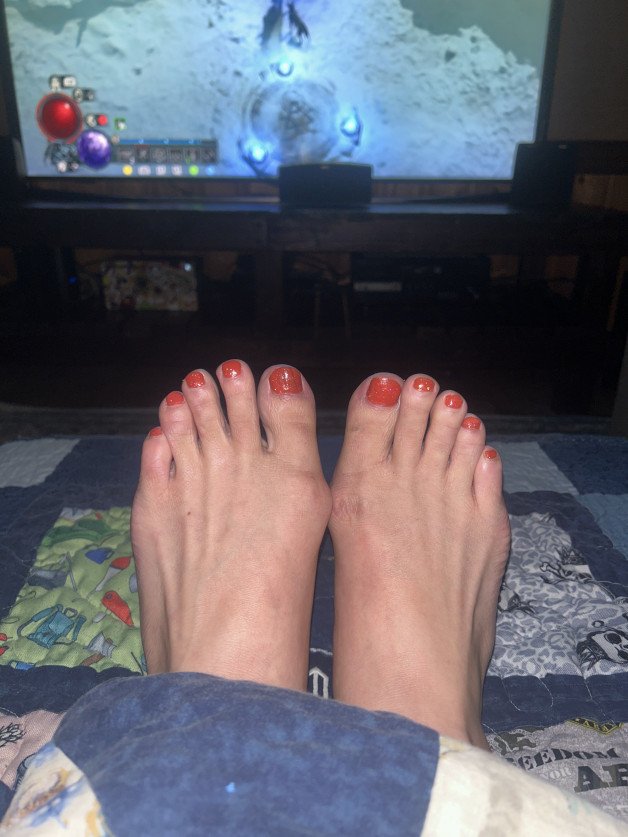 Photo by Analykinky with the username @Analykinky, who is a star user,  September 23, 2023 at 3:13 AM and the text says 'wife painted my toes. what yall think?'