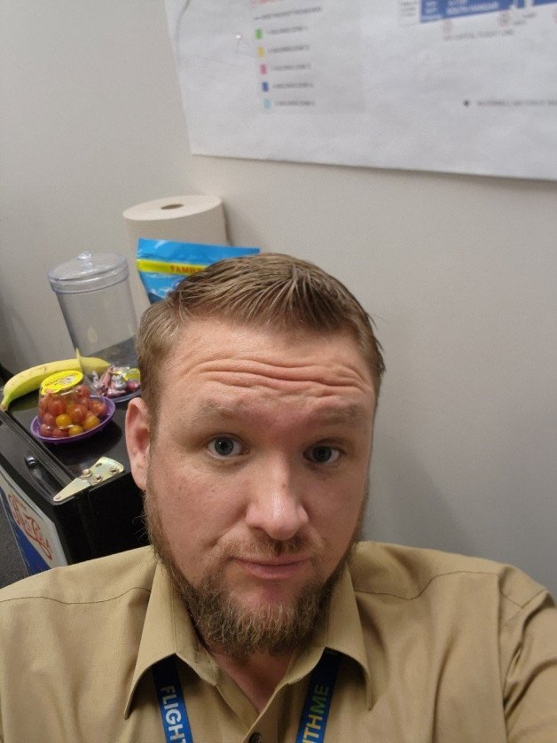 Photo by Midwestguy35 with the username @Midwestguy35,  May 20, 2023 at 12:16 PM and the text says 'Bored at work'