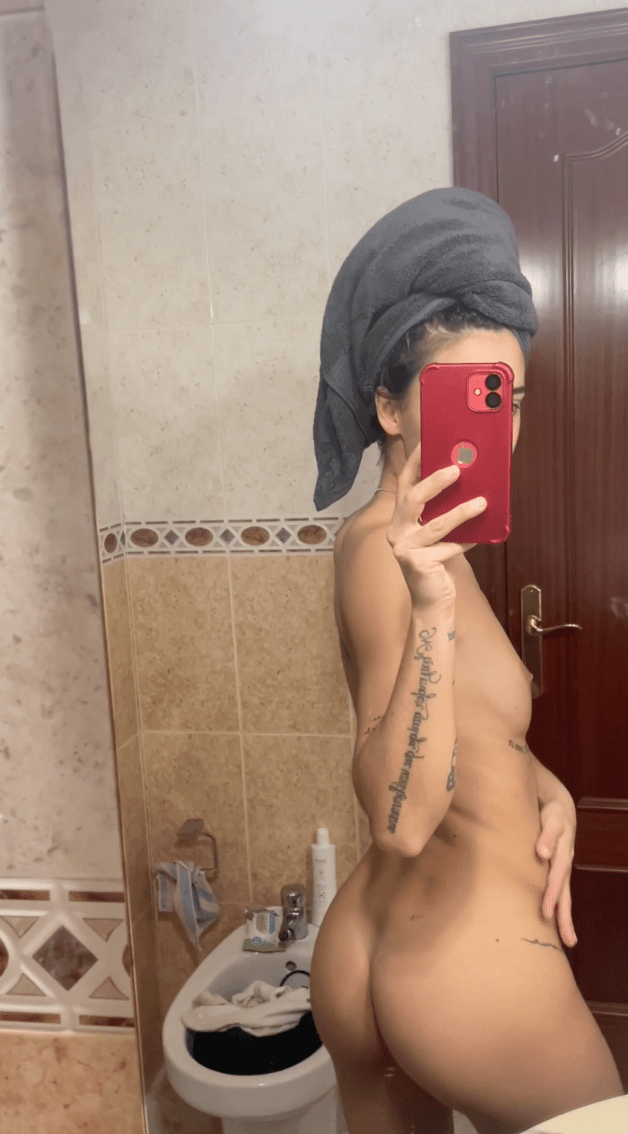 Photo by lunaventura with the username @lunaventura, who is a star user,  October 10, 2023 at 11:30 AM. The post is about the topic Showering and the text says 'I am so wet after shower 💦💦💦'