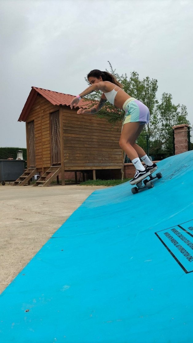 Photo by lunaventura with the username @lunaventura, who is a star user,  November 10, 2023 at 12:00 PM and the text says 'Do you like girls on skateboards?'
