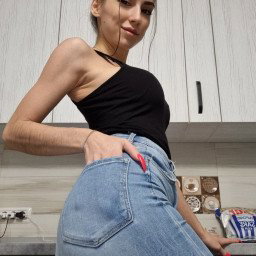 Photo by Sienna Keys with the username @SiennaKeys, who is a star user,  March 6, 2024 at 12:36 PM. The post is about the topic Jeans and the text says 'does jeans fit me?'