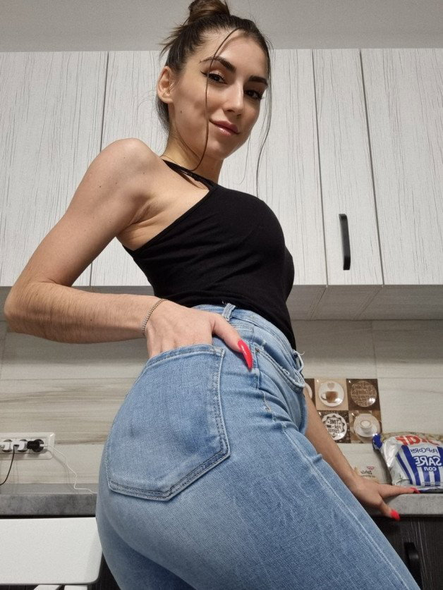 Watch the Photo by Sienna Keys with the username @SiennaKeys, who is a star user, posted on March 6, 2024. The post is about the topic Jeans. and the text says 'does jeans fit me?'