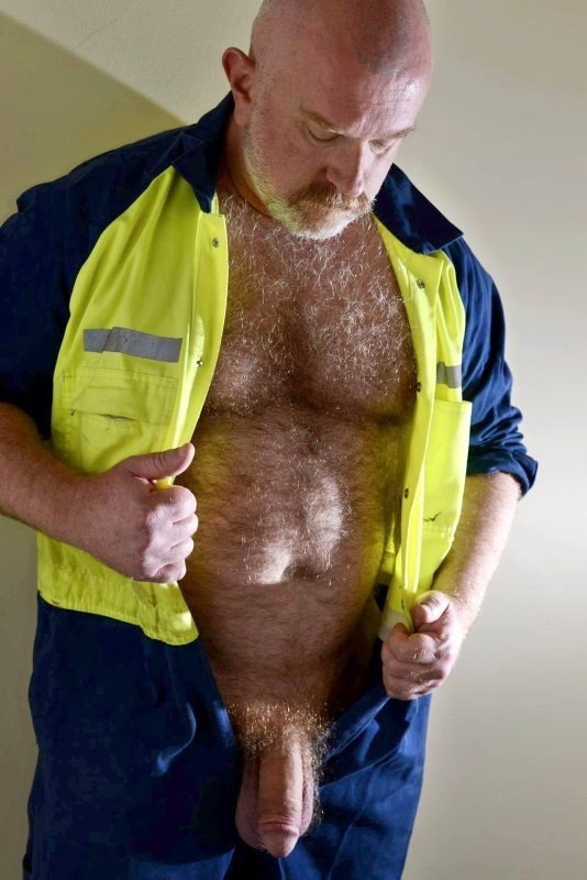 Photo by SeaBrettBurn with the username @SeaBrettBurn, who is a verified user,  April 19, 2024 at 8:45 AM and the text says 'Blue collar daddy bear hotness'