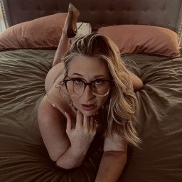 Photo by Bombshellbelle87 with the username @Bombshellbelle87, who is a star user,  December 4, 2023 at 12:24 AM. The post is about the topic Amateurs and the text says 'cum snuggle me,baby'