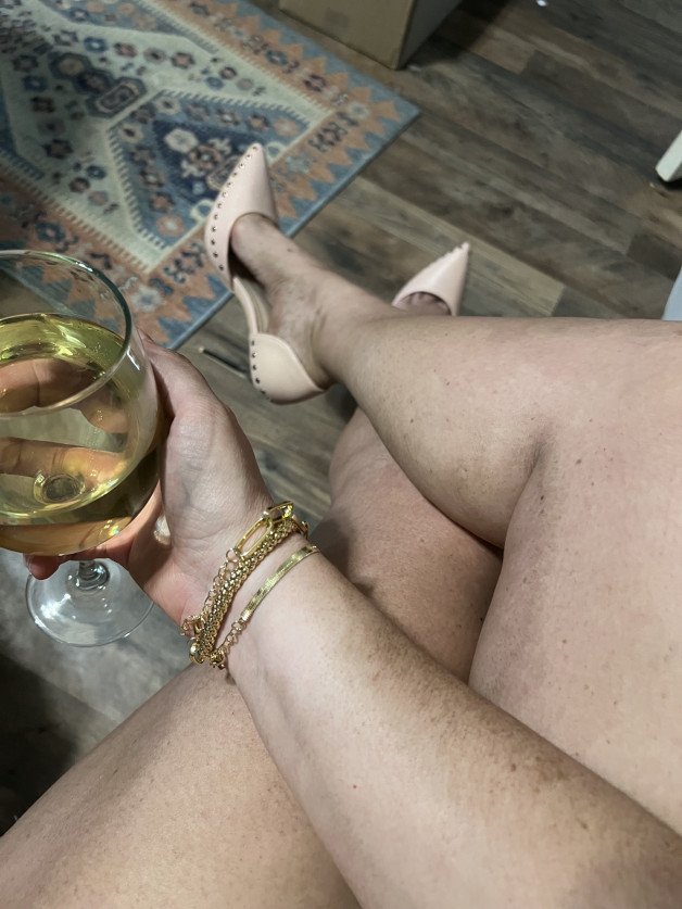 Photo by Bombshellbelle87 with the username @Bombshellbelle87, who is a star user,  July 31, 2023 at 1:23 AM. The post is about the topic Amateurs and the text says 'babe. I know you want to see something different. 
I take all of your requests. 😈😈
just click the link,babe. 💋 
xo Belle 🧡'