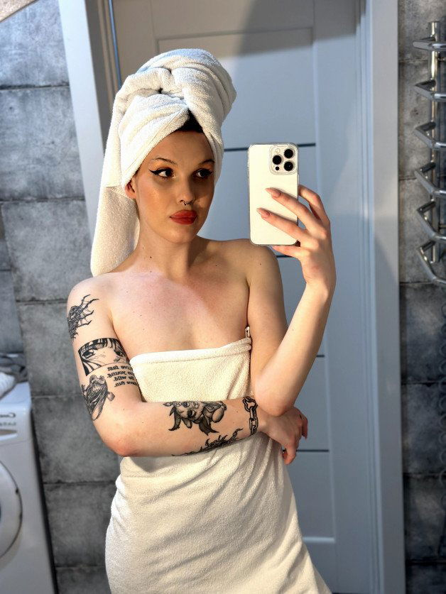 Photo by Milana.ts with the username @Milana11, who is a star user,  April 22, 2024 at 5:25 AM. The post is about the topic Trannies/Femboys/Traps and the text says 'I have a dick under the towel💋'