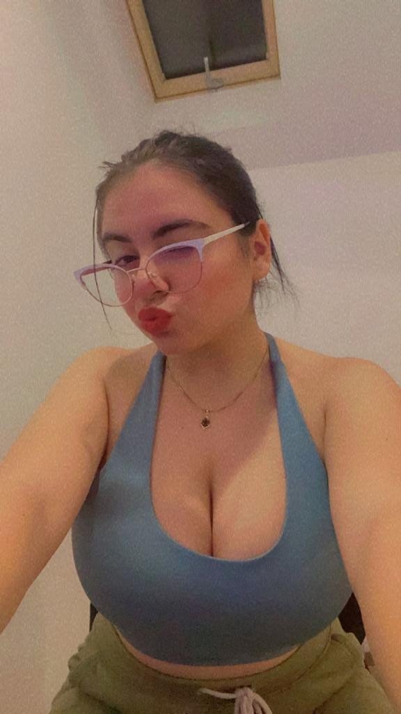 Photo by Mias2603 with the username @Mias2603, who is a star user,  August 27, 2023 at 3:10 PM and the text says 'in mood for some sexting 💋 link in BIO 🍑🍆💦'