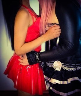 Photo by QueenLiris with the username @QueenLiris,  August 23, 2023 at 3:39 PM and the text says 'Eu e minha linda princesa Samantha. 
Apaixonada pelo universo pegging, crossdresser, pela dualidade masculino e feminino e pronta para mergulhar nisto!'