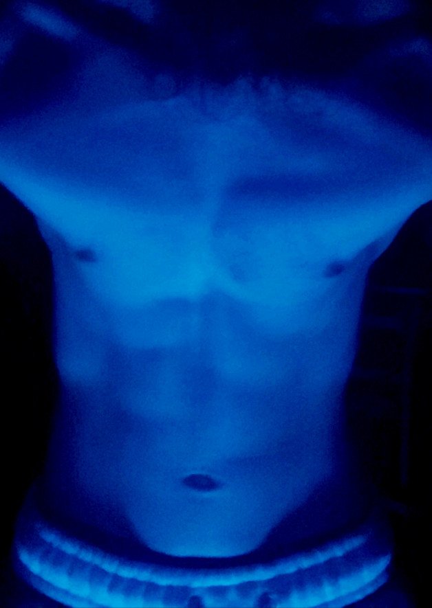 Photo by xLordxMuffinx with the username @xLordxMuffinx,  August 23, 2023 at 10:36 PM and the text says 'R u blue? Maybe not now. #showmeyourabs #muscle #hot'