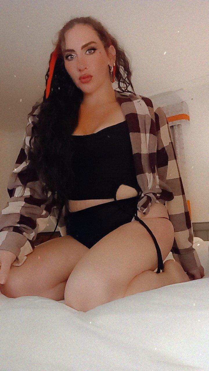 Photo by piperg00d with the username @pipeherg00d, who is a verified user,  October 25, 2023 at 11:56 AM and the text says 'to see the free live stream from tonight, go to 
www.onlyfans.com/piperg00d'
