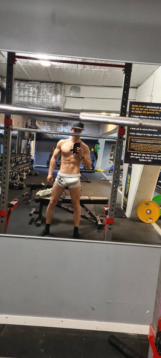 Photo by Gymbwc with the username @Gymbwc, who is a verified user,  September 2, 2024 at 6:59 AM. The post is about the topic GYM SLUTS and the text says 'någon svensk här? skriv isåfall !! 🍆💪'