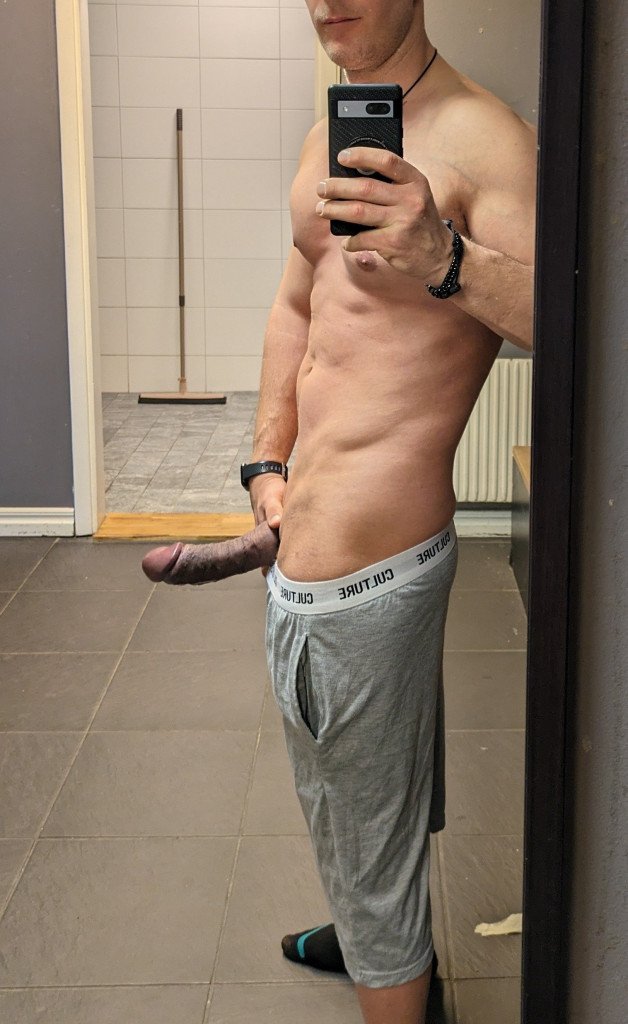 Watch the Photo by Gymbwc with the username @Gymbwc, who is a verified user, posted on January 16, 2024 and the text says 'flashing at public gym #public #bigdick #bwc #9inch'