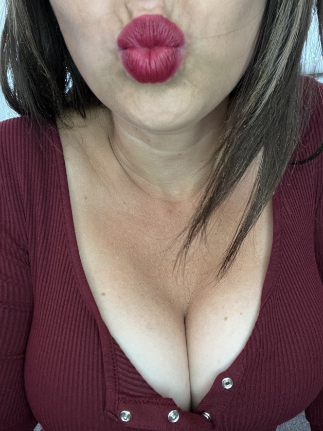 Photo by Stacey Summers with the username @Stacesums, who is a star user,  August 11, 2024 at 6:00 PM. The post is about the topic Cleavage and the text says 'Can I have a kiss please 💋'