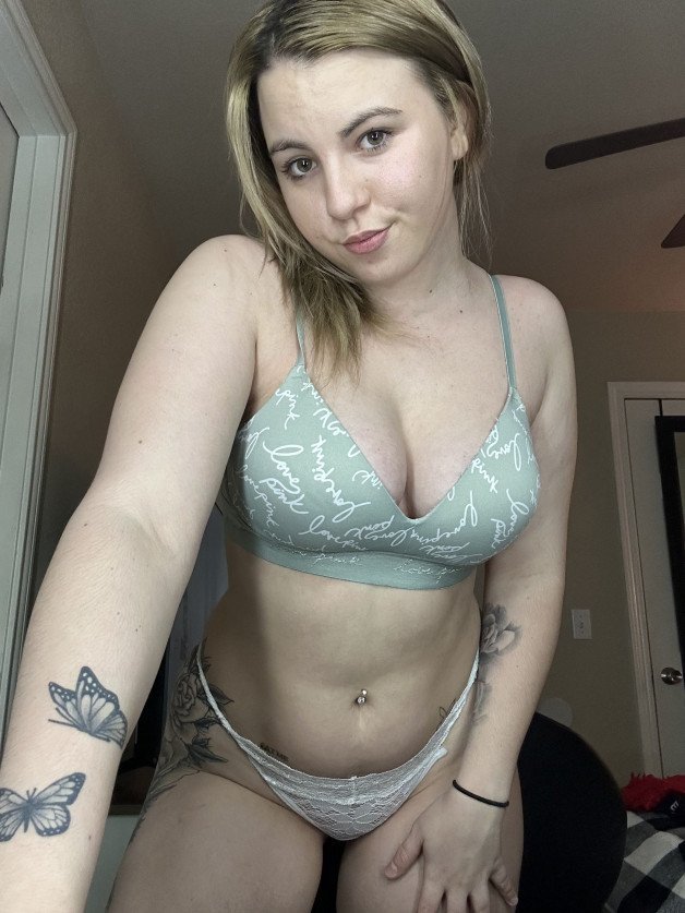 Photo by Kayla with the username @kaylabumsy, who is a star user,  January 29, 2024 at 10:26 AM. The post is about the topic Curvy and the text says 'good morning'