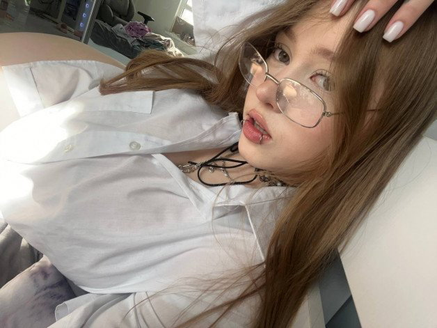 Photo by Mia Milkers with the username @MiaMilkers, who is a star user,  April 27, 2024 at 1:01 PM. The post is about the topic Glasses and the text says 'Hello, Sharesome!'