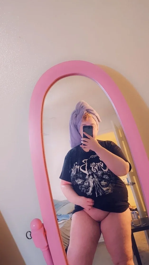 Photo by lilimariexx with the username @lilimariexx, who is a star user,  April 26, 2024 at 7:15 PM. The post is about the topic Mirror Selfies and the text says 'Curvy'