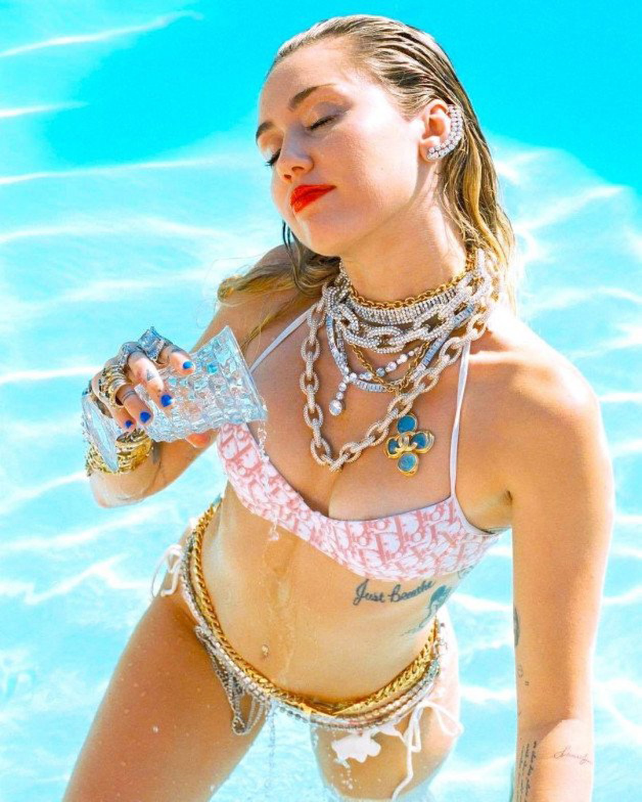Photo by babecrave with the username @babecrave, who is a verified user,  May 8, 2024 at 9:51 AM. The post is about the topic Miley Cyrus and the text says 'Hot thing #MileyCyrus
🥵🥵🥵🥵🥵
#bikini #celebs #babes #celebrity'
