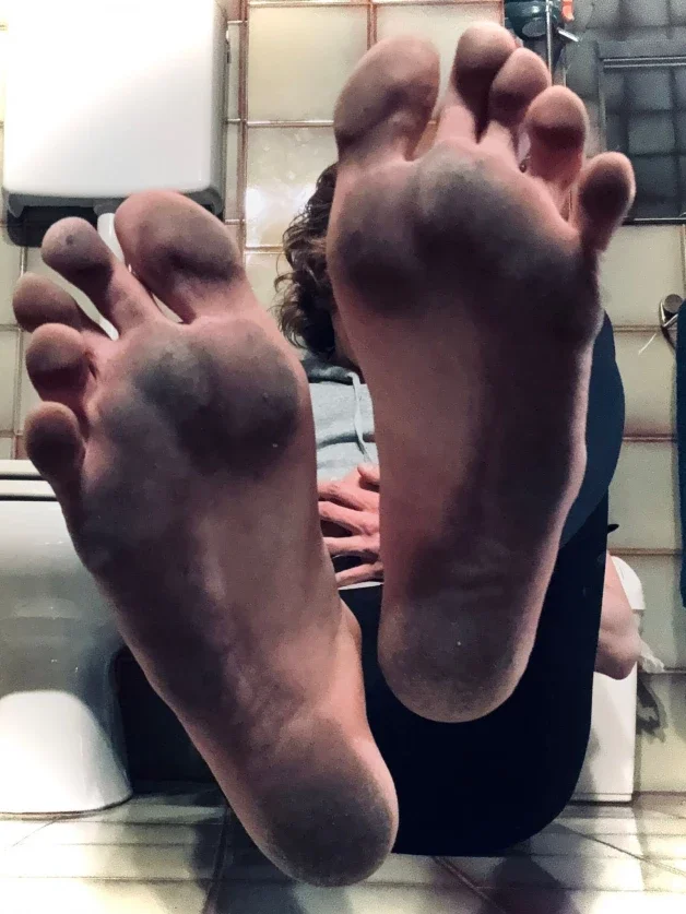 Photo by shamelessexposed1991 with the username @shamelessexposed1991, who is a verified user,  April 6, 2024 at 11:31 PM. The post is about the topic Gay Feet and the text says 'My soles after a barefoot run ;) #dirtyfeet #dirty #malefeet #malesoles #barefoot #toes #maletoes #dirtysoles'