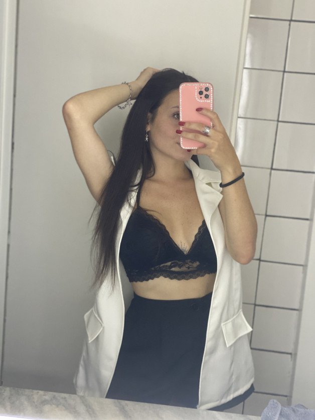 Photo by marialuna18 with the username @marialuna18, who is a star user,  April 20, 2024 at 2:06 PM. The post is about the topic Teen and the text says 'lovin' this outfit. But do you think it is better without it? 😏'