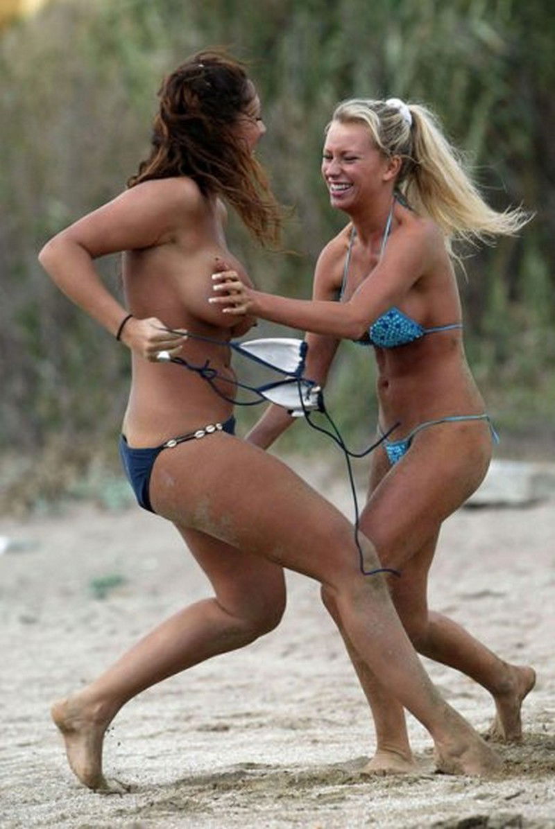 Photo by cssdude with the username @cssdude,  April 25, 2016 at 2:31 PM and the text says '#blondevsbrunette, #beachcatfight'