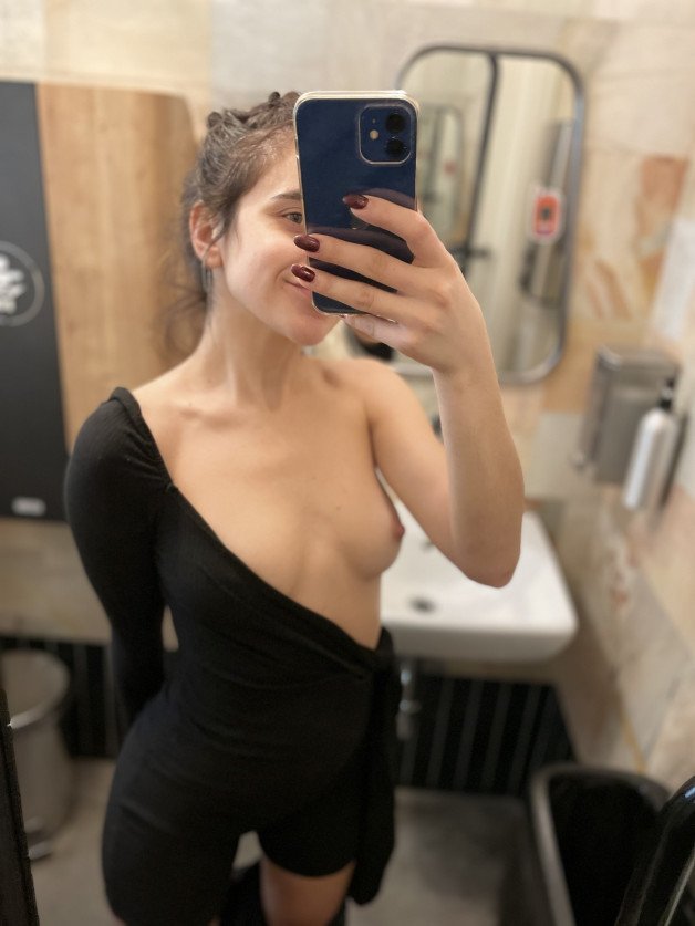 Photo by naughtymolly with the username @naughtymolly, who is a star user,  September 23, 2024 at 4:33 PM. The post is about the topic Mirror Selfies and the text says 'Never had an older redditor, but I would love to try it out'