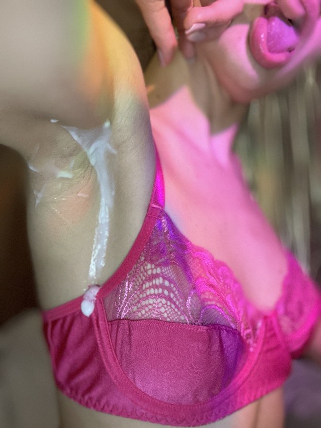 Photo by naughtymolly with the username @naughtymolly, who is a star user,  September 20, 2024 at 9:20 AM. The post is about the topic Amateurs and the text says 'What would you like to do with my armpits?'