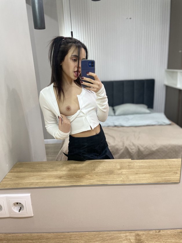 Photo by naughtymolly with the username @naughtymolly, who is a star user,  October 20, 2024 at 12:39 PM. The post is about the topic Mirror Selfies and the text says 'Hot teen body'