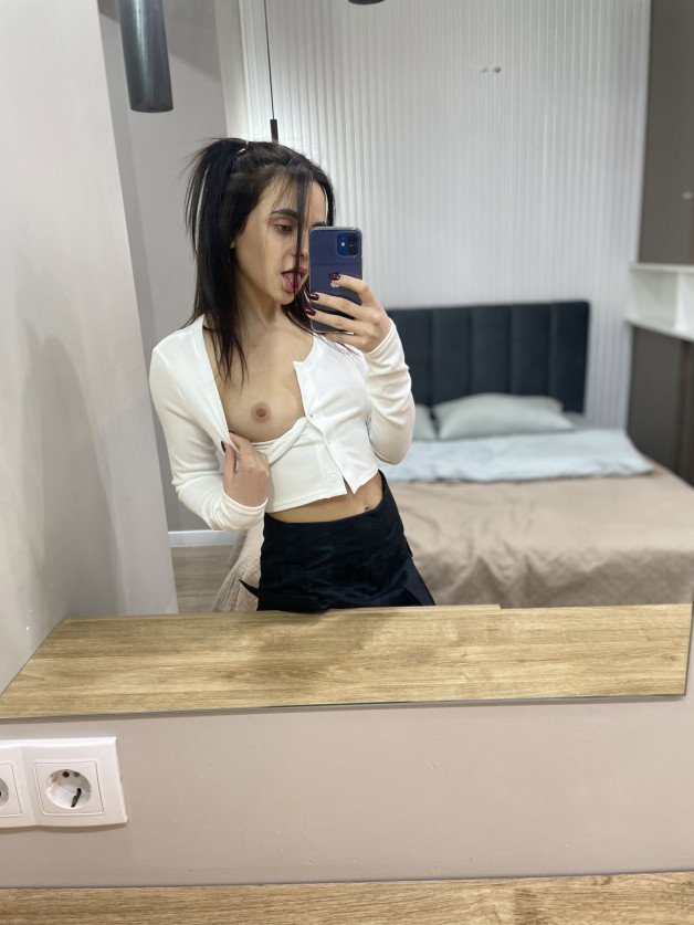 Photo by naughtymolly with the username @naughtymolly, who is a star user,  June 4, 2024 at 9:55 AM. The post is about the topic Mirror Selfies and the text says 'Do older guys aim for the face or tits'