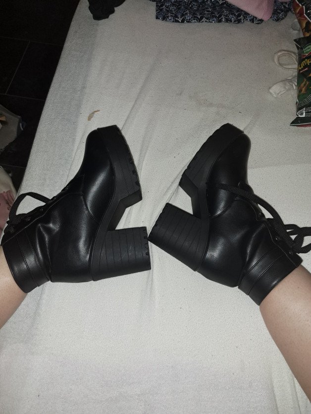 Photo by Little toni ❤️ with the username @Littletoni, who is a verified user,  July 1, 2024 at 10:48 AM. The post is about the topic boots and the text says 'My new boots just arrived what do you think about them'